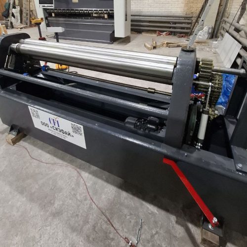 Запуск трёхвалковой моторизированной гибочной машины SME 110-15-3.5 на производстве дверей в Клину