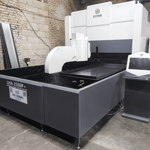 Запуск панелегиба CFI LANHAO LHA06-2500P+ на производстве металлических дверей в Новосибирске